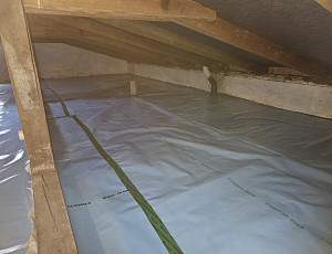 Zateplení stropu rodinného domu pomocí foukané izolace